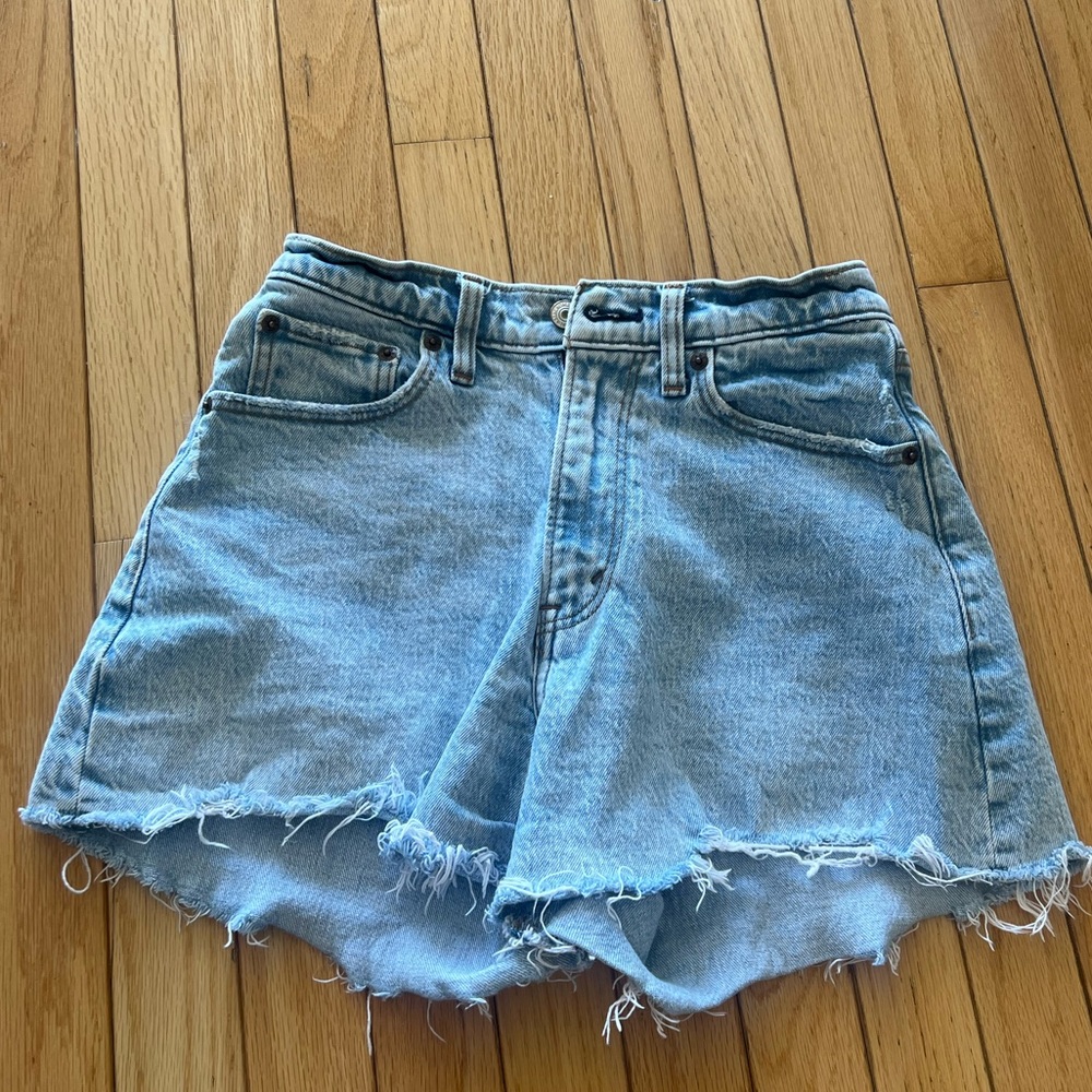 Abercrombie curve love high rise 90’s relaxed cutoff shorts